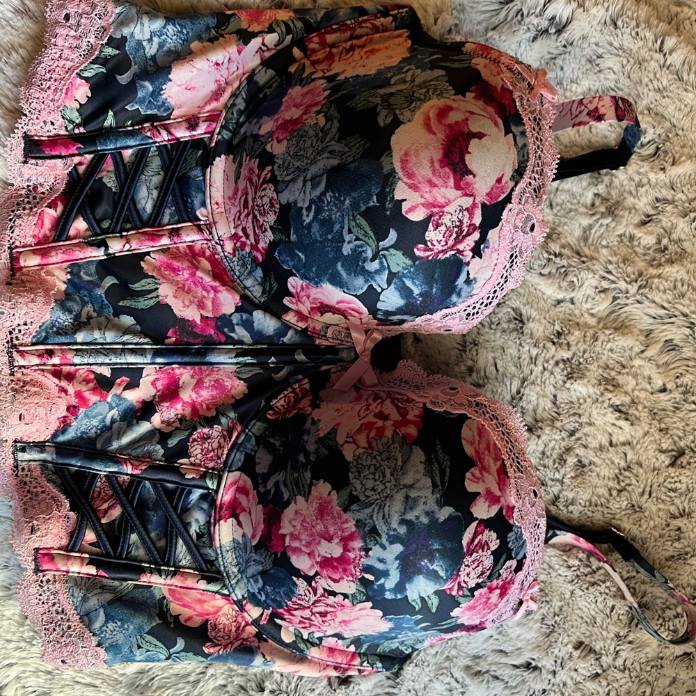 Victoria Secret 34DD NWT.